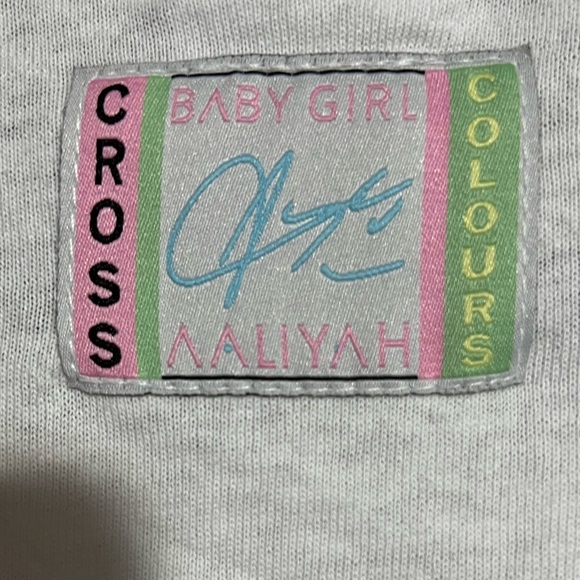 Aaliyah Baby Girl Cross Colours Graphic T-shirt Adult Oversized Medium NWOT. - Picture 3 of 4